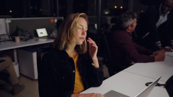 Mulher de negócios caucasiana exausta esfregando os olhos após longo dia de trabalho terminando de responder a e-mails — Vídeo de Stock