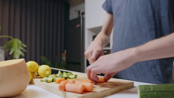 Kaukasische mannelijke snijden groenten in de keuken het maken van gezonde maaltijd voor twee — Stockvideo