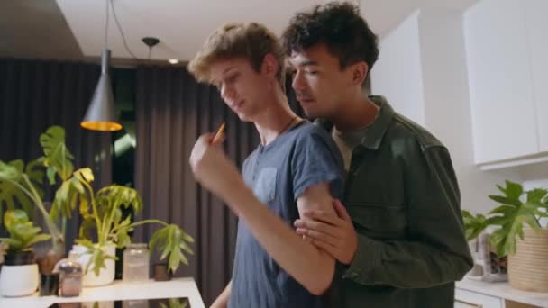 Šťastný mužský pár vaření spolu v kuchyni ukazuje náklonnost tanec — Stock video