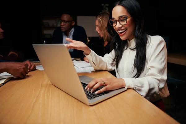 Retrato de jovem empresária excitada usando óculos trabalhando no laptop no negócio corporativo — Fotografia de Stock