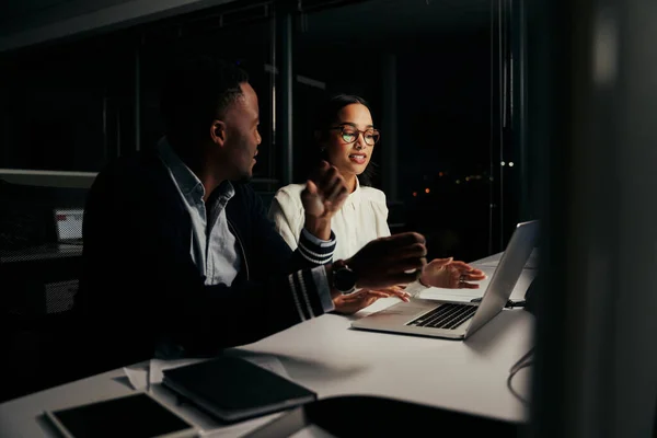 Gente de negocios multiétnicos discutiendo el proyecto en el ordenador portátil en la noche en la nueva oficina moderna — Foto de Stock