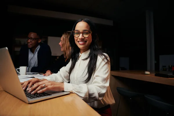 Retrato de líder feminina feliz vestindo óculos trabalhando no negócio corporativo — Fotografia de Stock