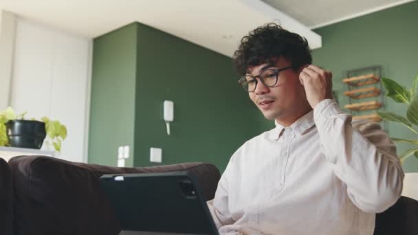 Gemengde ras mannelijke die deelnemen aan video-oproep het dragen van oortelefoons chatten met klasgenoot leren — Stockvideo