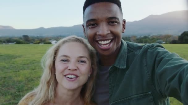 Gemengd race paar nemen selfie zwaaien naar de camera met een grote glimlach — Stockvideo