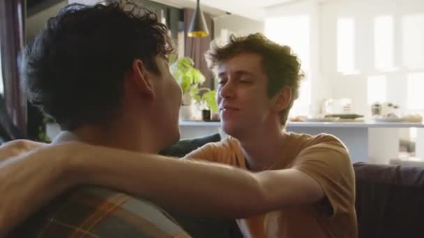 Giovane razza mista coppia maschile baciare mostrando affetto in soggiorno — Video Stock