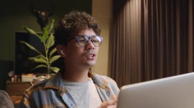 Karışık ırk erkeği laptoptaki müşterilerle görüntülü konuşma yapıyor. 