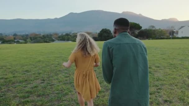 Gemengd ras liefhebbers breken in het park als vriendin stormen weg van de mannelijke — Stockvideo