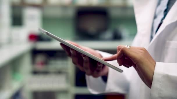 Close-up vrouwelijke apotheker typen op digitale tablet — Stockvideo