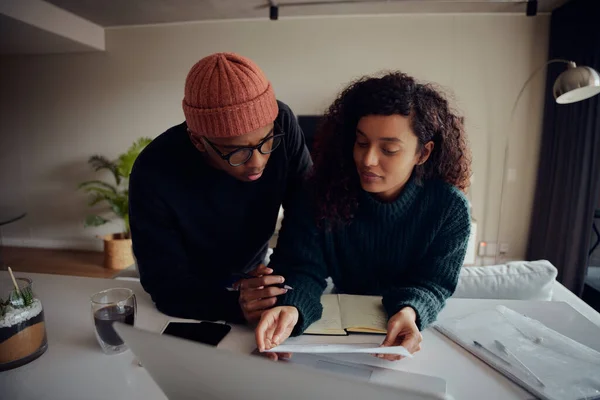 Close-up de casal de raça mista usando laptop para a banca online. Feliz casal afro-americano trabalhando remotamente em casa. Foto de alta qualidade — Fotografia de Stock