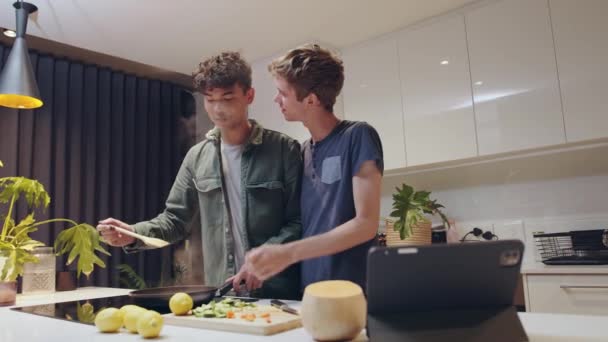 Cucina mista di coppia in cucina degustazione di cibo insieme durante il legame — Video Stock