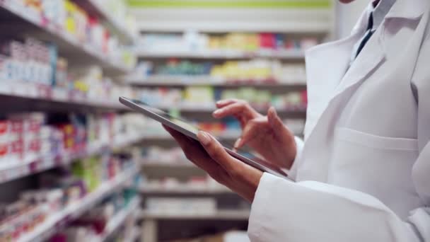 Gros plan pharmacienne caucasienne tapant sur tablette numérique — Video