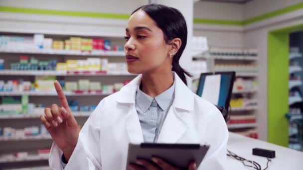 Gemengde ras vrouwelijke apotheker werken in kliniek data controleren op geneesmiddelen met behulp van digitale tablet — Stockvideo