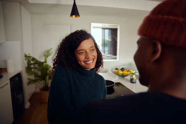 Casal misto bebendo café juntos. Jovem, feliz mulher afro-americana sorrindo para seu parceiro masculino. Foto de alta qualidade — Fotografia de Stock