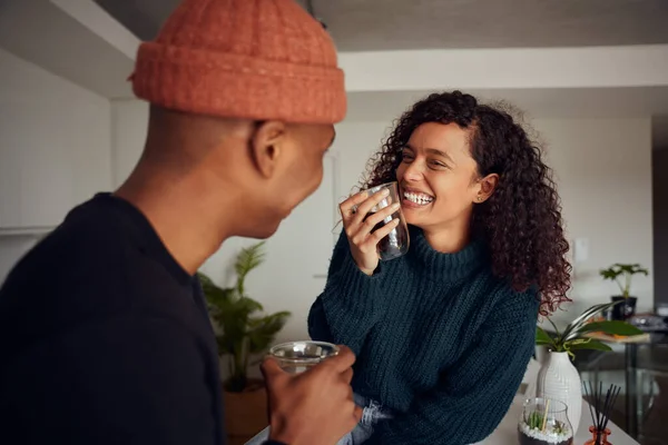 African American couple drinking coffee. Mixed race couple looking at each other in the kitchen at home. High quality photo — Stock Photo, Image
