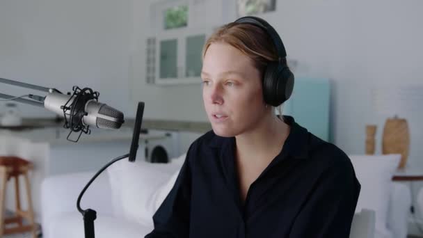 Caucasian female podcaster working from home sharing stores online — Stok video