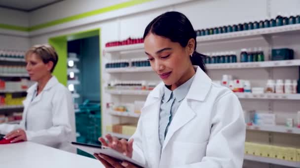 Pharmacie mixte femelle travaillant sur tablette numérique en pharmacie — Video