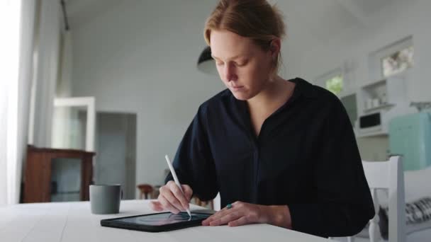 Kaukaska artystka pracująca w domu tworzy projekty na tablecie cyfrowym — Wideo stockowe