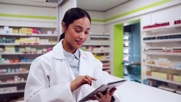 Farmacêutica feminina de raça mista que trabalha na digitação hospitalar em comprimido digital — Vídeo de Stock