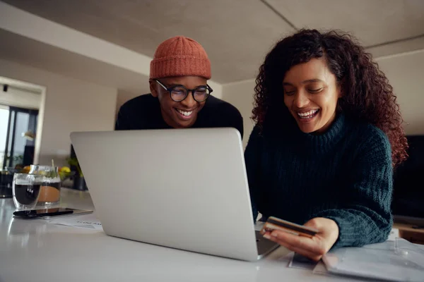 Gros plan de couple mixte utilisant un ordinateur portable pour les achats en ligne. Heureux couple afro-américain utilisant la carte de crédit pour les services bancaires en ligne. Photo de haute qualité — Photo