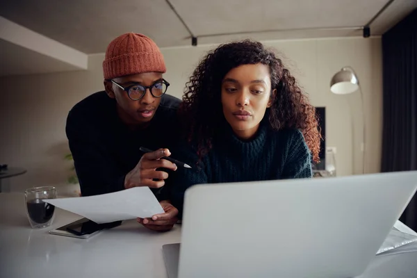 Close-up de casal de raça mista usando laptop para a banca online. Feliz casal afro-americano trabalhando remotamente em casa. Foto de alta qualidade — Fotografia de Stock