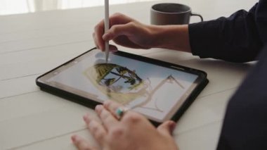 Beyaz kız öğrenci evde çalışıyor dijital tablet üzerinde sanat çalışması yapıyor.