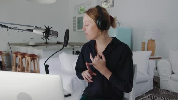 Caucasiano feminino famoso podcaster série de gravação de casa — Vídeo de Stock
