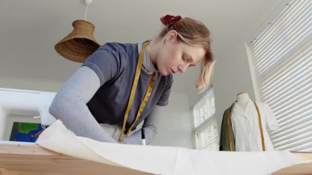 Diseñador de moda femenino caucásico que trabaja desde casa diseñando vestido para mujeres — Vídeos de Stock