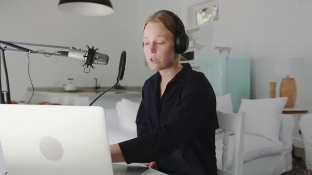 Beyaz kadın podcaster kayıt serisi evden teknik ekipmanlarla — Stok video