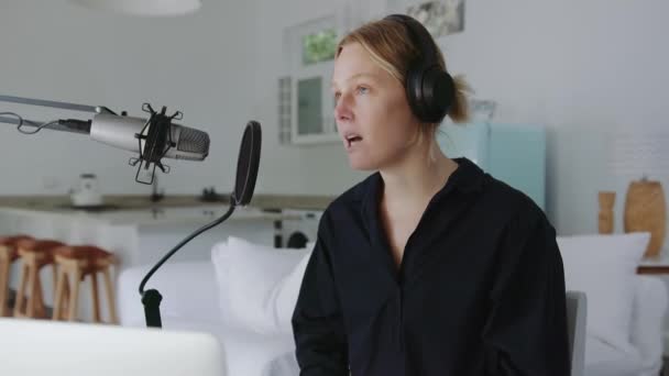 Biała kobieta podcaster nagrywania serii z mikrofonem w biurze — Wideo stockowe