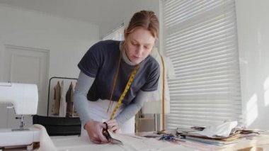 Beyaz kadın moda tasarımcısı evde ölçüm malzemesi 