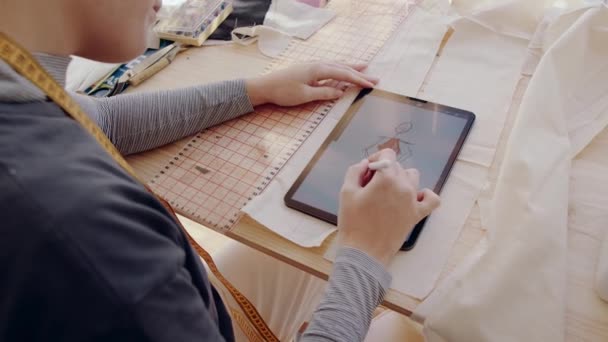 Femme blanche concepteur de robe travaillant à partir de la conception de la maison sur tablette numérique — Video