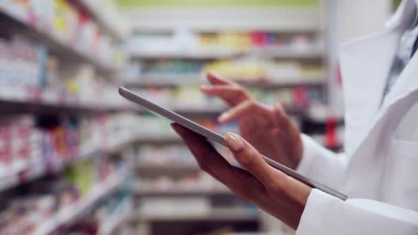 Primer plano farmacéutico femenino escribiendo en la tableta digital — Vídeo de stock