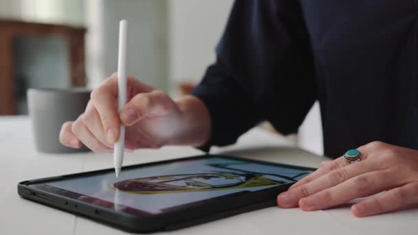 Primer plano caucásico estudiante femenina que trabaja en el estudio de creación de arte en la tableta digital — Vídeo de stock