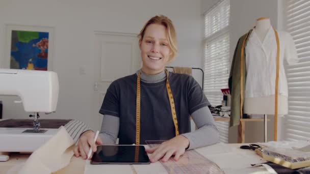 Femme caucasienne habilleuse travaillant dans un studio de conception de vêtements pour femmes — Video