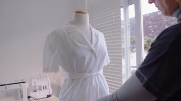 Biały kobieta moda student projektowanie sukienka za pomocą manekina — Wideo stockowe