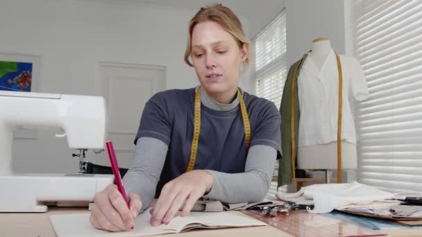 Créatrice de robe caucasienne travaillant dans le studio de mode concevoir des vêtements pour les femmes — Video