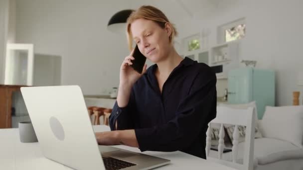 Kaukasische vrouw zakenvrouw werken vanuit huis, terwijl op zakelijke oproep — Stockvideo