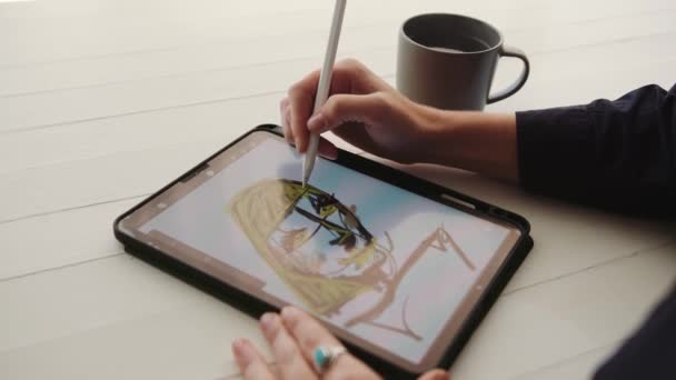 Estudiante caucásica trabajando desde casa diseñando arte en tablet digital — Vídeo de stock