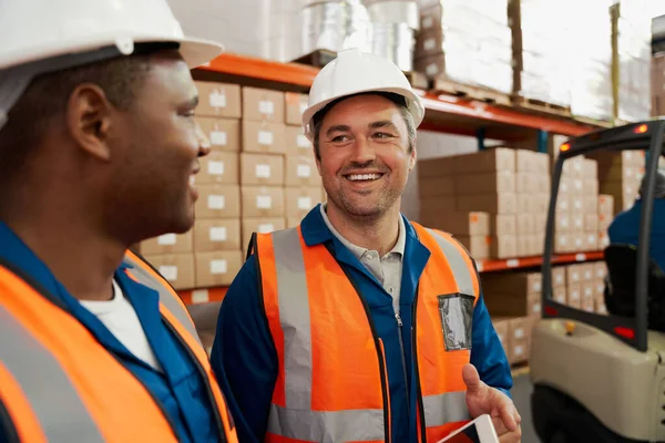 A boldog multiracionális alkalmazottak közelsége a nagy raktárban — Stock Fotó