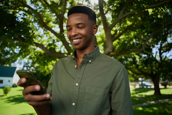 Misto raça masculino agricultor em pé ao ar livre sorrindo para celular dispositivo — Fotografia de Stock