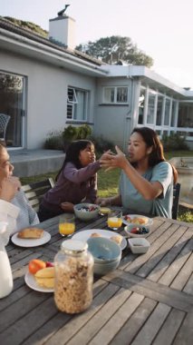 Üç Nesil Etnik Asyalı Aile Dışarıda Kahvaltı Yapıyor. Yüksek kaliteli FullHD görüntüler