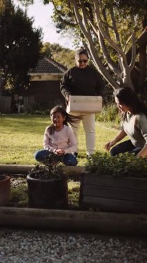 Üç Nesil Çoklu Etnik Asyalı Aile Bahçe İşleri Birlikte Yapıyor. Yüksek kaliteli FullHD görüntüler