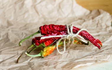 Kurutulmuş biber masada