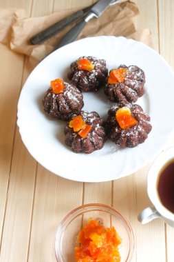 reçel bırakır bir plaka üzerinde cupcakes süslenmiş 