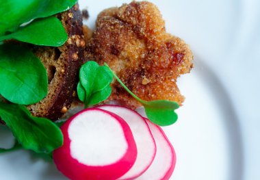 Tabak içinde pirzola ekmek ve roket salata ile yatıyor