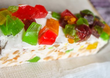 Şekerlenmiş meyve ile parlak pasta