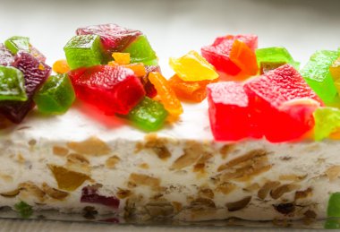 Şekerlenmiş meyve ile parlak pasta