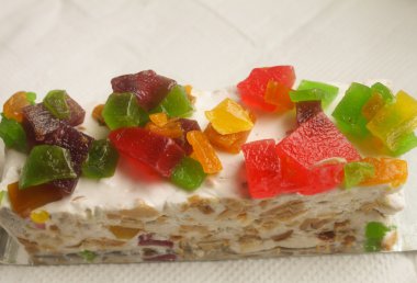 Şekerlenmiş meyve ile parlak pasta