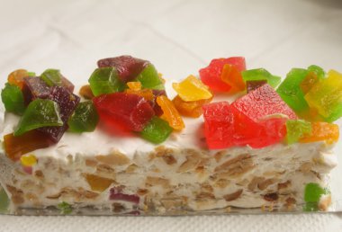 Şekerlenmiş meyve ile parlak pasta