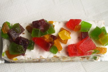 Şekerlenmiş meyve ile parlak pasta